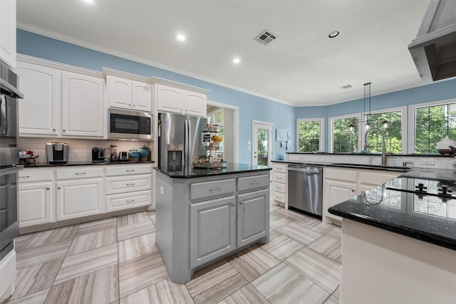 306 Winding Creek Ln, Mcgregor, TX 76657 - kitchen with appliances with stainless steel finishes, a sink, a kitchen island, tasteful backsplash, and recessed lighting