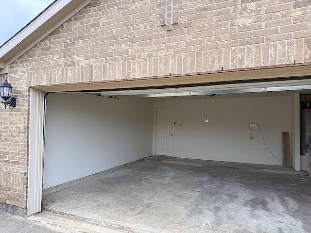 10028 Quail Glen Dr, Fort Worth, TX 76140 - garage with water heater