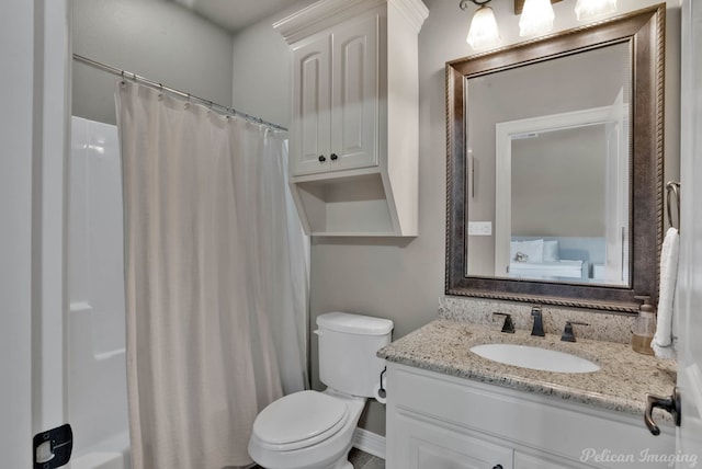 full bath featuring vanity, toilet, a shower with shower curtain, and baseboards