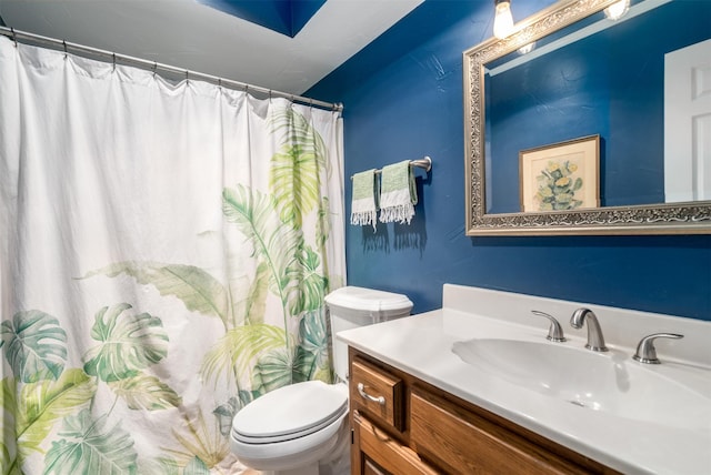 full bath with toilet, vanity, and a shower with shower curtain