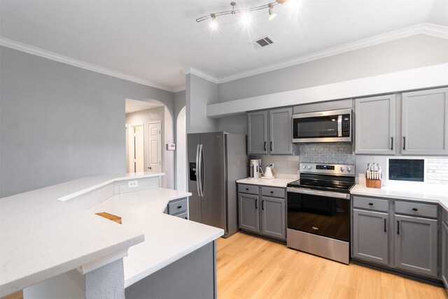 2038 Frontier Trl, Lewisville, TX 75067 - kitchen with stainless steel appliances, gray cabinets, a sink, lofted ceiling, and light wood-style floors