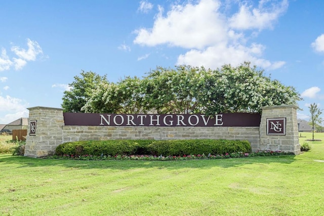 community sign with a yard