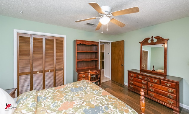 9507 Chapparral Ln, Shreveport, LA 71118 - bedroom with a closet, wood finished floors, a textured ceiling, ceiling fan, and baseboards