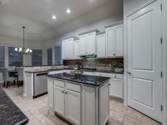 5924 Deerwood Ln, Frisco, TX 75036 - kitchen with dishwasher, a sink, a chandelier, light tile patterned floors, and a peninsula