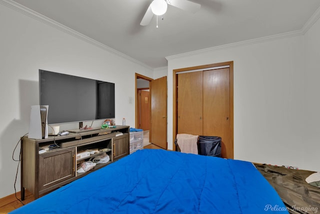 3315 Surrey Rd, Shreveport, LA 71105 - bedroom with crown molding, a closet, a ceiling fan, and wood finished floors