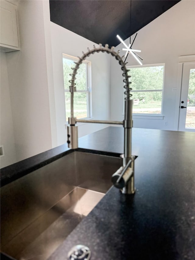211 N 4th St, Grandview, TX 76050 - exercise area with a sink, a chandelier, and vaulted ceiling