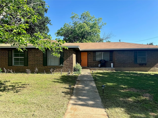 1400 Royal Ln, Cisco, TX 76437 - ranch-style house featuring brick siding and a front yard