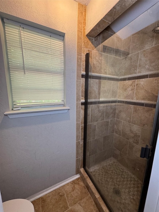 1400 Royal Ln, Cisco, TX 76437 - full bath featuring a shower stall, toilet, baseboards, and a textured wall
