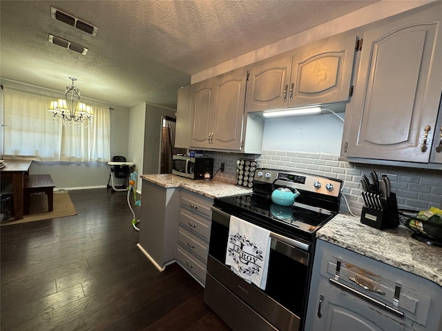 1400 Royal Ln, Cisco, TX 76437 - kitchen with stainless steel appliances, gray cabinets, a textured ceiling, a chandelier, and baseboards