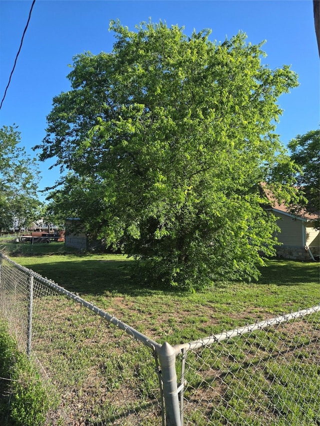 811 Vincent St, Brownwood, TX 76801 - view of yard featuring fence