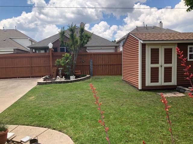view of yard with an outbuilding and a shed