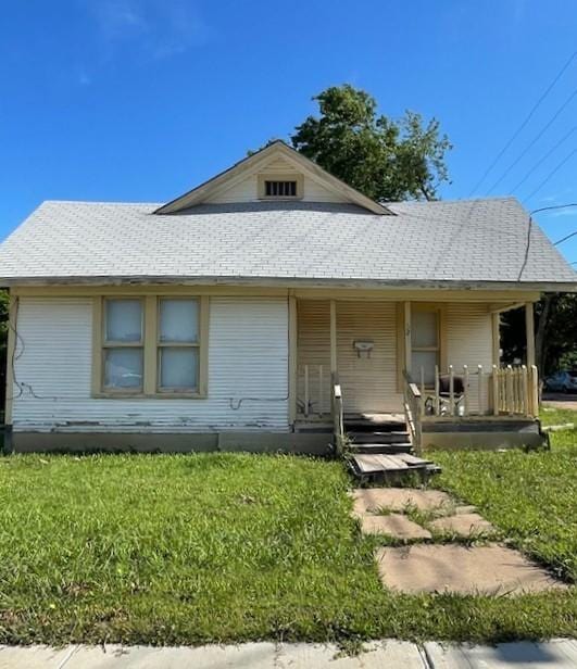 623 E Walnut St, Hillsboro, TX 76645 - view of front of house featuring a porch, a front lawn, and roof with shingles