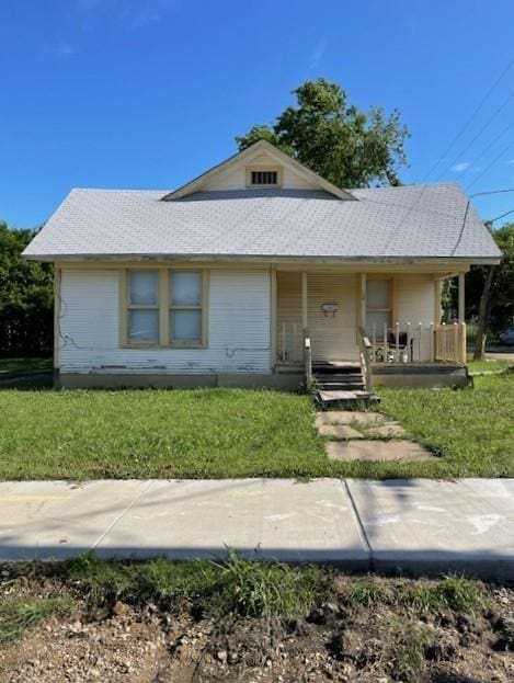 623 E Walnut St, Hillsboro, TX 76645 - view of front of property with covered porch and a front lawn