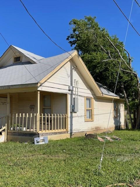 623 E Walnut St, Hillsboro, TX 76645 - view of property exterior with a yard