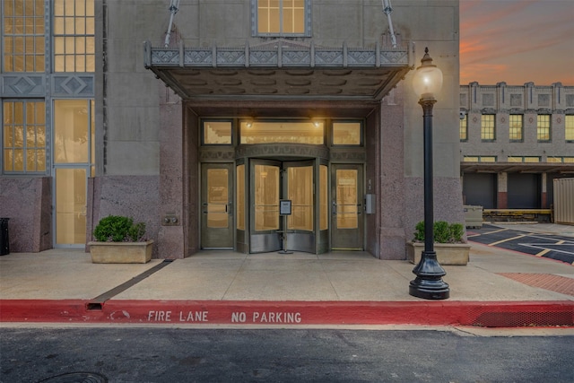 221 W Lancaster Ave Unit 4012, Fort Worth, TX 76102 - view of exterior entry at dusk