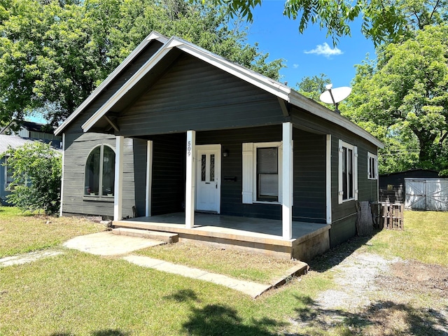 509 W Sears St, Denison, TX 75020 - view of front of property featuring covered porch and a front yard