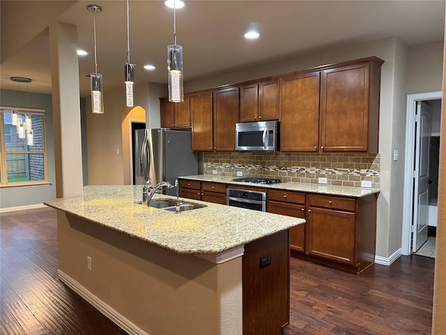 3400 Glen Crest Ln, Denton, TX 76208 - kitchen with stainless steel appliances, a sink, baseboards, dark wood-style flooring, and recessed lighting