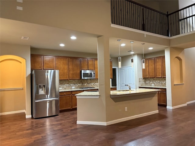 3400 Glen Crest Ln, Denton, TX 76208 - kitchen featuring stainless steel appliances, tasteful backsplash, a kitchen island with sink, baseboards, and recessed lighting