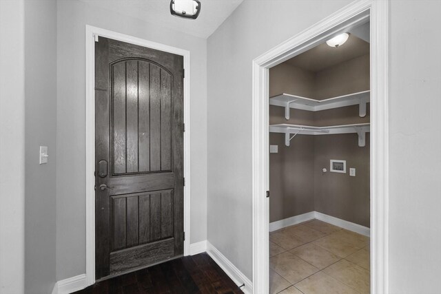 10825 Thorngrove Ct, Fort Worth, TX 76052 - foyer entrance with baseboards