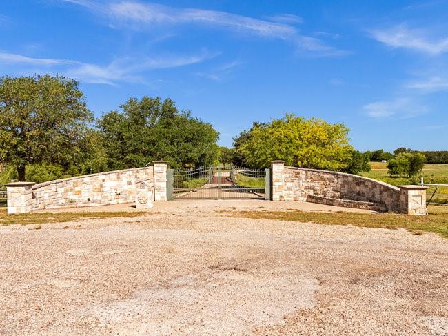 171 Treetop Dr, Fort Worth, TX 76126
