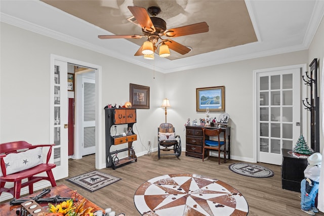 5016 Wyoming Trl, North Richland Hills, TX 76180 - living area featuring wood finished floors, a ceiling fan, baseboards, ornamental molding, and a raised ceiling