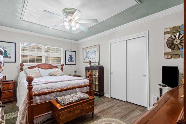 5016 Wyoming Trl, North Richland Hills, TX 76180 - bedroom with wood finished floors, a closet, ornamental molding, and ceiling fan