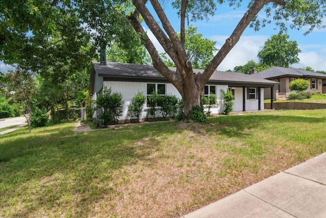 view of front of property with a front lawn