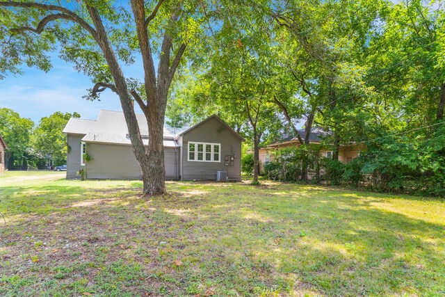1315 E Pecan St, Gainesville, TX 76240 - view of grassy yard featuring central AC