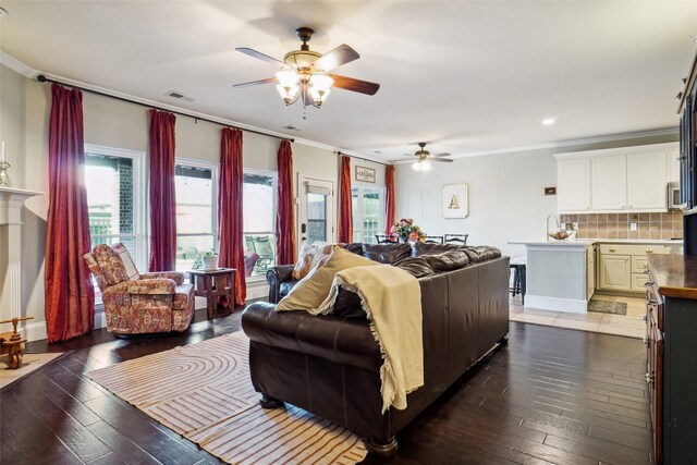 6008 Thistle Way, Denton, TX 76210 - living area featuring a ceiling fan, light wood-type flooring, crown molding, and recessed lighting