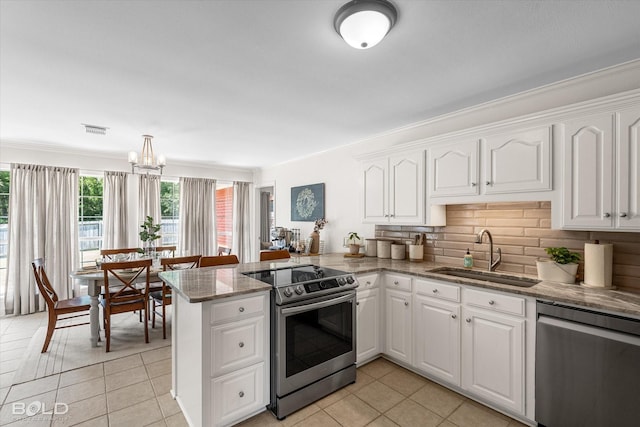 7622 Mary Ann Cir, Blanchard, LA 71107 - kitchen with appliances with stainless steel finishes, a sink, a peninsula, white cabinetry, and crown molding