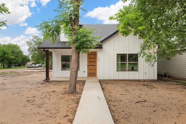 600 Arthur St, Mcgregor, TX 76657 - modern inspired farmhouse featuring a shingled roof and board and batten siding