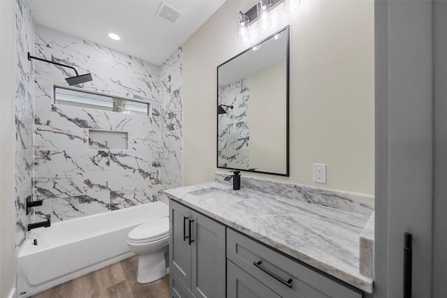 600 Arthur St, Mcgregor, TX 76657 - full bath featuring wood finished floors, toilet, vanity, and shower / tub combination