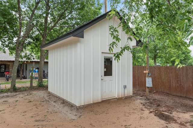 600 Arthur St, Mcgregor, TX 76657 - view of outdoor structure featuring fence and an outdoor structure