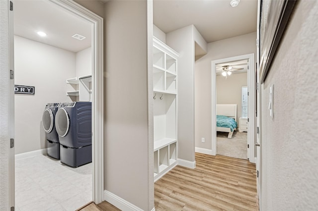 810 Brenda Dr, Mansfield, TX 76063 - clothes washing area featuring independent washer and dryer, baseboards, light wood-style flooring, and ceiling fan