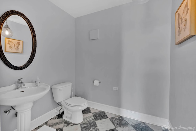 4320 Richmond Ave, Shreveport, LA 71106 - bathroom with baseboards and toilet
