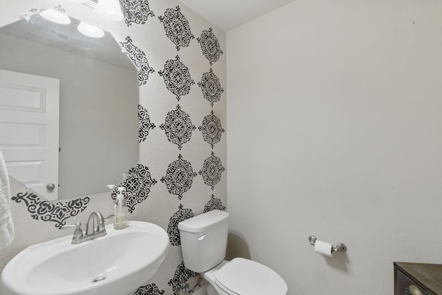 711 Red Stone Ln, Weatherford, TX 76087 - bathroom with a sink and toilet