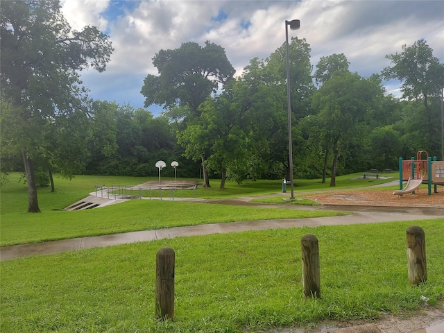 6341 Leaning Oak St, Dallas, TX 75241 - view of community featuring a yard