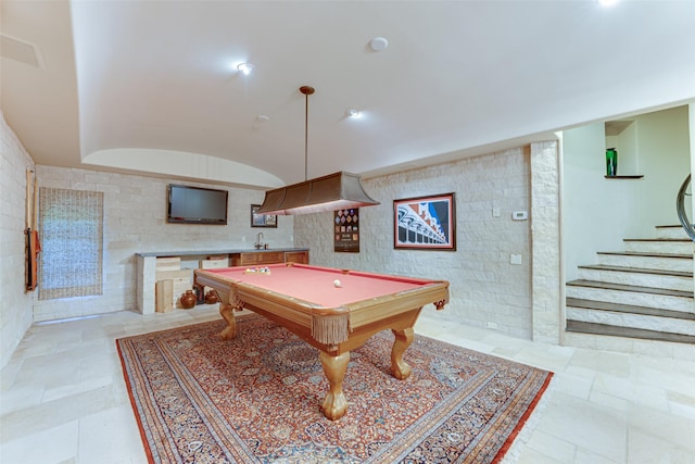 rec room with lofted ceiling, pool table, and a sink
