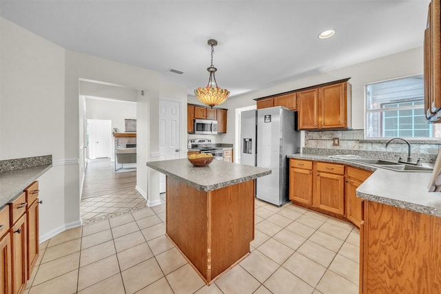2802 Glen Ridge Dr, Arlington, TX 76016 - kitchen featuring stainless steel appliances, a sink, backsplash, a kitchen island, and light tile patterned flooring