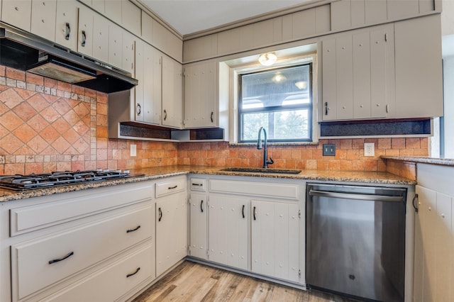 2800 Peachtree Ln, Pantego, TX 76013 - kitchen with dishwasher, a sink, under cabinet range hood, black gas cooktop, and light wood-style floors