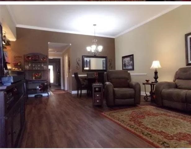 827 Kitty Hawk Ln, Grand Prairie, TX 75051 - living room featuring crown molding, wood finished floors, a chandelier, and baseboards