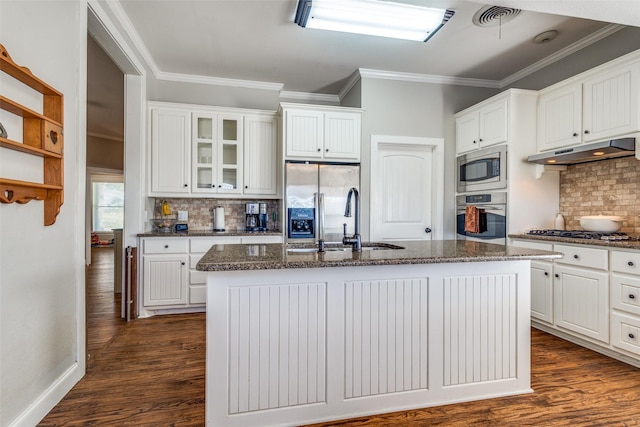 1009 W 7th St, Justin, TX 76247 - kitchen with appliances with stainless steel finishes, under cabinet range hood, a sink, a center island with sink, and tasteful backsplash
