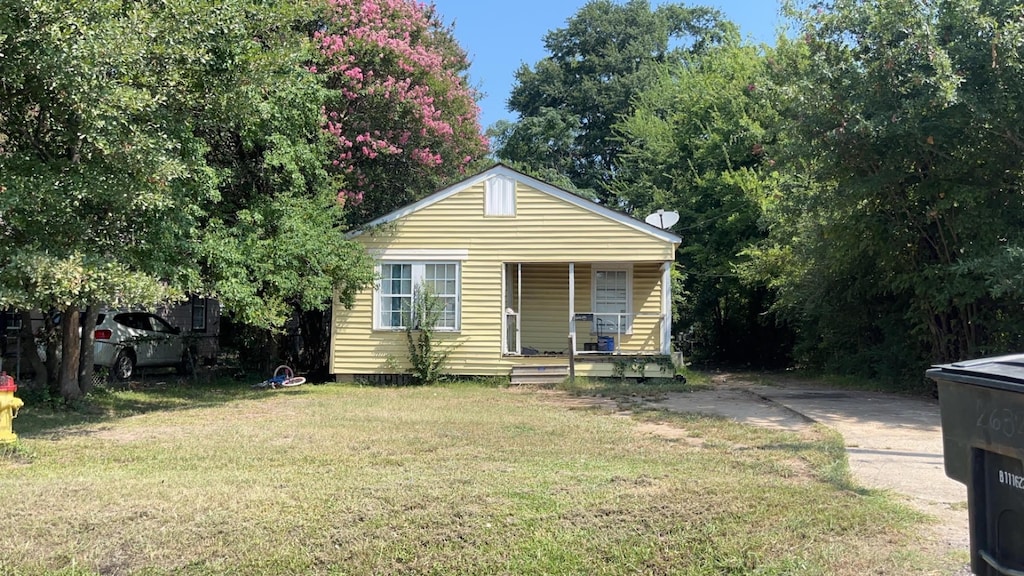 view of front of home featuring a porch and a front yard