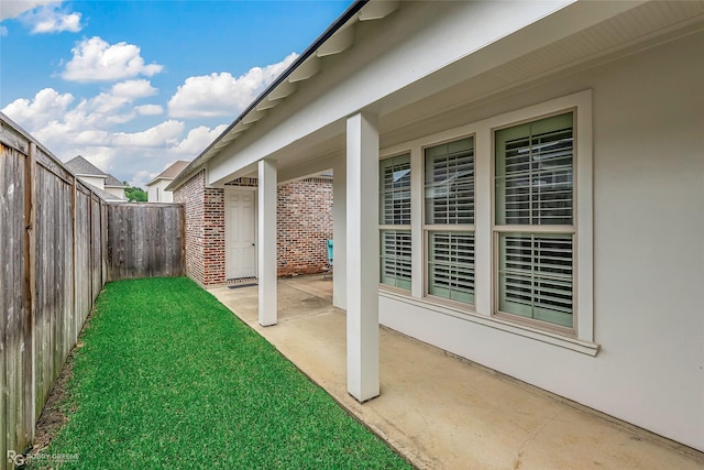 view of yard featuring a patio
