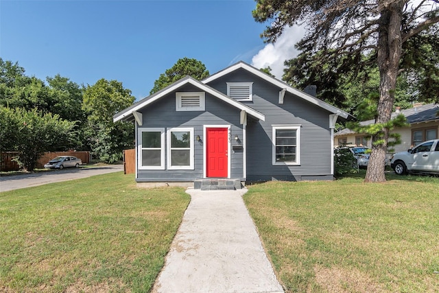 4423 Colonial Ave, Dallas, TX 75215 - bungalow-style home with a front lawn