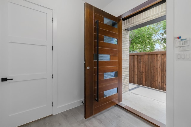 1921 Pollard St, Dallas, TX 75208 - entryway featuring light wood-style flooring and baseboards