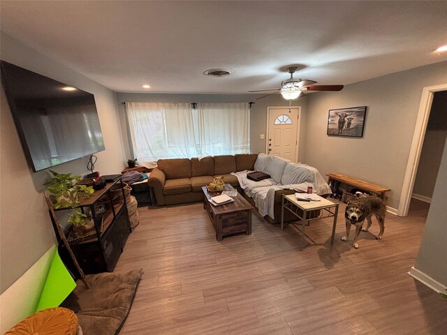 4233 Ridgecrest Cir, Lake Worth, TX 76135 - living area featuring a ceiling fan, light wood-type flooring, baseboards, and recessed lighting