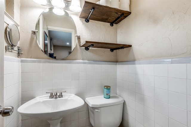 2902 Hillglenn Rd, Dallas, TX 75228 - bathroom with toilet, a sink, tile walls, and a textured wall