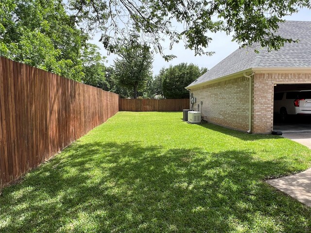 5603 S Archbridge Ct, Arlington, TX 76017 - garage featuring a garage door opener