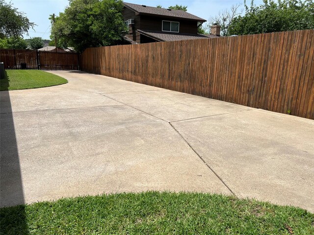 5603 S Archbridge Ct, Arlington, TX 76017 - garage with a garage door opener